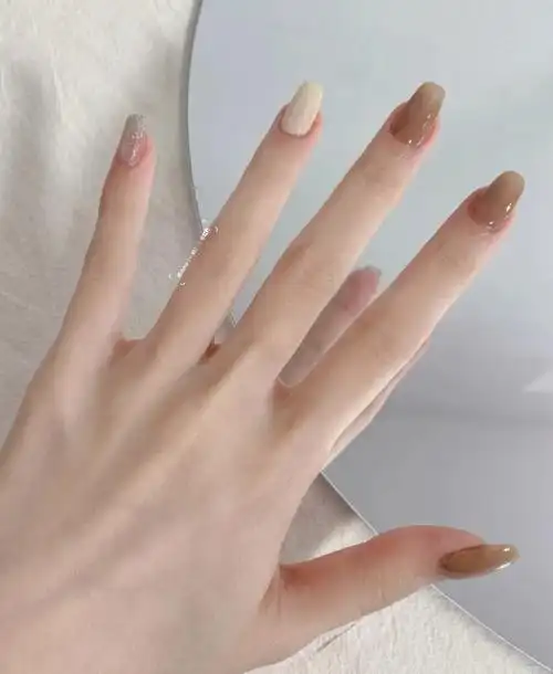 滴滴滴敲温柔又显白的美甲