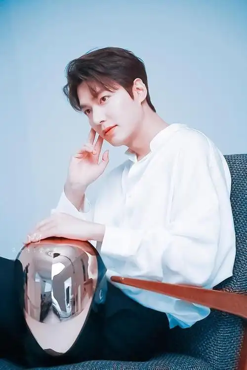 李敏镐白色衬衫迷人的下颚纯美帅气