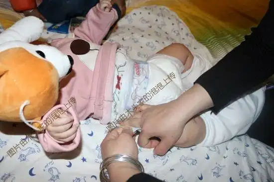 还设计有尿湿显示,尿显在没有使用前是黄色,宝宝尿过之后会显现成绿色