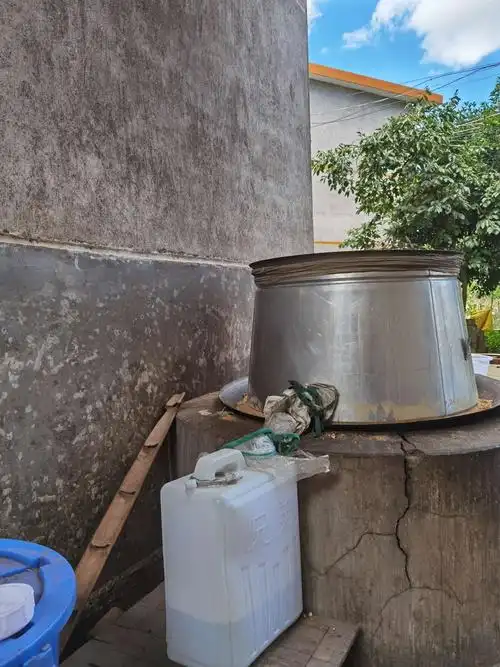 农村土法酿酒,今天好口福,喝上了二锅酒,是刚换第二锅水的