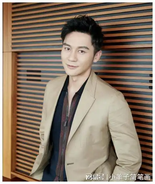 42岁李晨上海低调遛娃简易婴儿车显朴实女儿清秀似父