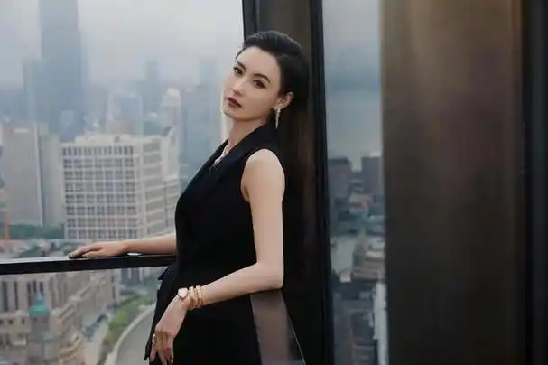 43岁张柏芝最新近况曝光,容貌身材逆跌,当三个孩子的妈妈不容易