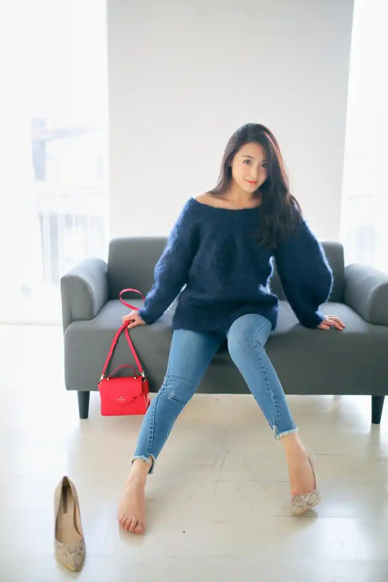 张含韵光脚丫[亲吻]小巧玲珑的美玉足