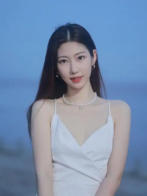 纯欲少女假装在海边傍晚的蓝色简直太温柔