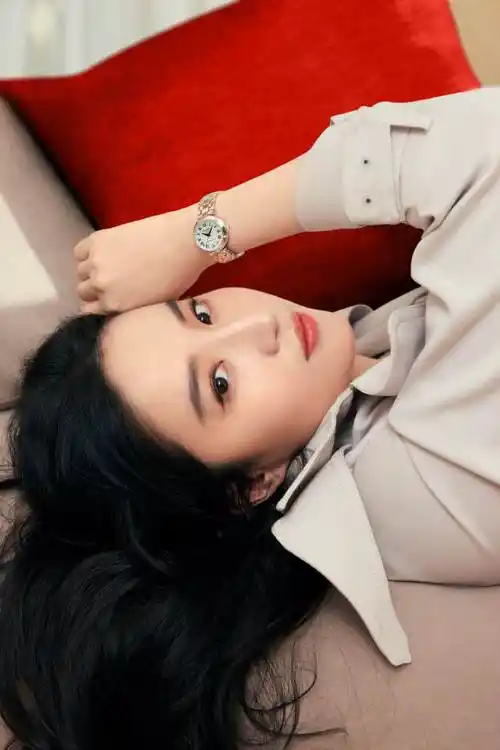 刘亦菲素颜喝咖啡随拍