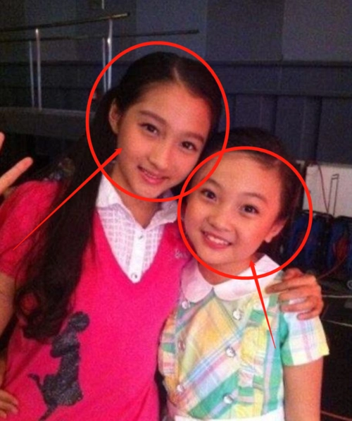 林妙可晒与关晓彤合影姐妹同框比剪刀手超温馨气质差距很明显