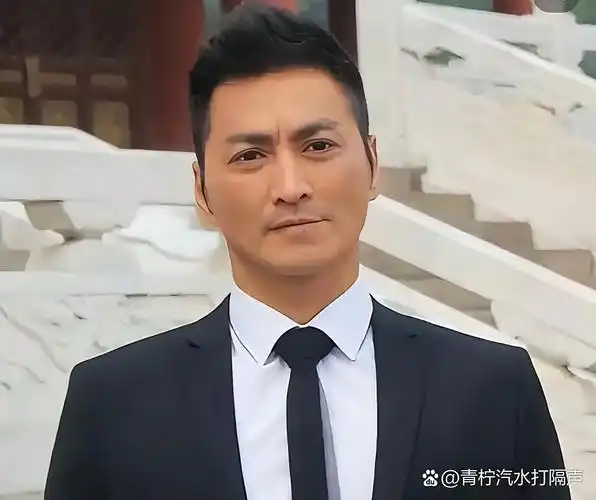 何家劲用实际行动诠释着对国家和历史的敬畏,组织员工了解历史,铭记