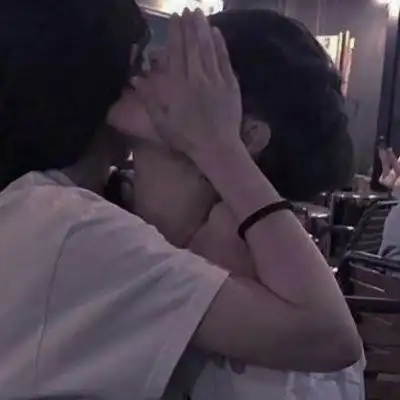 甜蜜亲吻幸福情侣头像