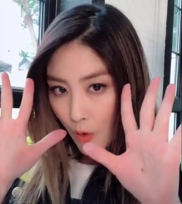 44岁陈慧琳自拍手势舞,比当年还年轻漂亮,魔性表情逗乐网友