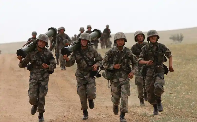 在战场上,士兵带多少子弹合适?中国军人这一点令美军佩服