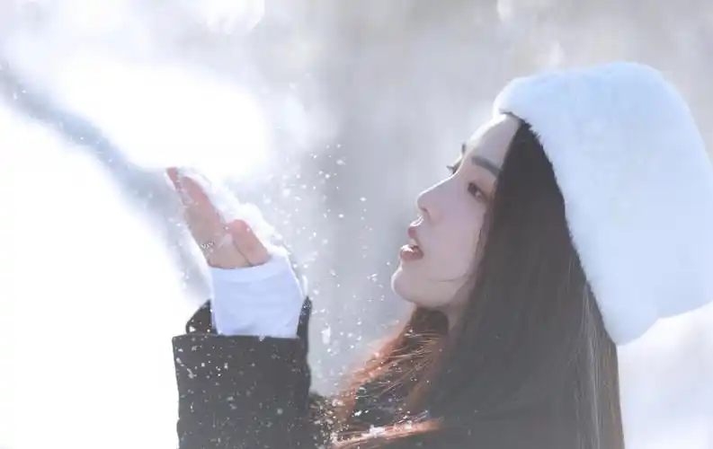雪中少女清纯迷人写真