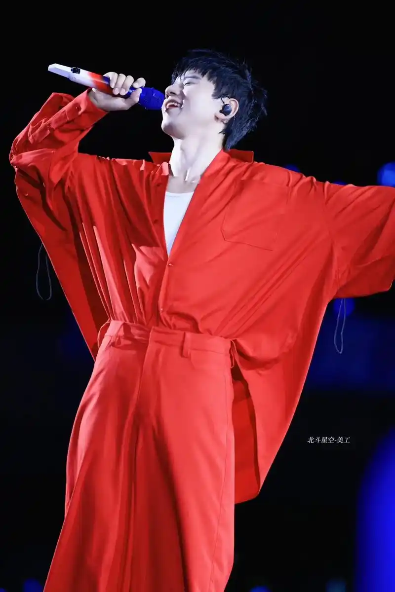 张杰 #张杰图片 太原站红衣部分自拍图片分享^_^ - 抖音