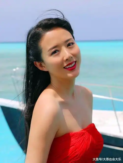 一袭红裙惊艳全网颜丹晨用照片告诉你什么叫岁月不败美人