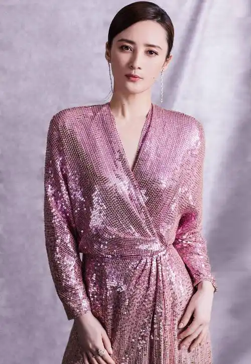 众所周知,蒋勤勤在年轻的时候是特别美丽的,即使到了这个年龄,也是有