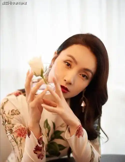 当时导演说:"这也太年轻了吧!"当时陶虹就回了一句:"我比海清大多了!