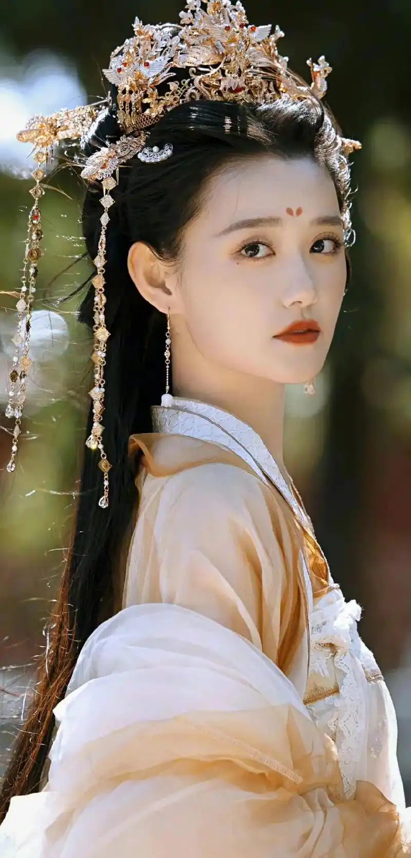 回眸一笑百媚生,六宫粉黛无颜色.#蒋依依古风写真 #宫墙柳  - 抖音