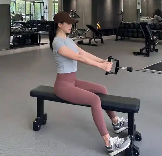 朱珠为好身材真拼了,灰色t恤酒红瑜伽裤秀尤物身材,不愧为酒窝美女