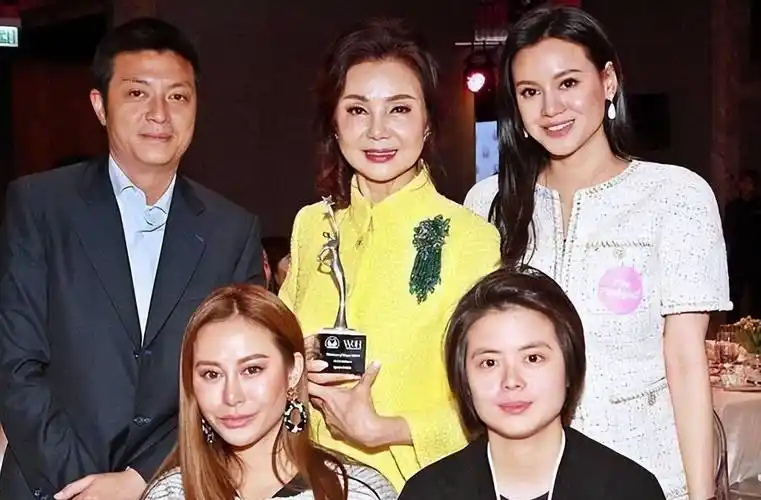 66岁谢玲玲跟女儿一起登封面,离婚获几亿分手费,如今仍年轻貌美