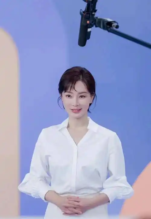 被陈数的好气质折服,穿基础款白衬衫,也能美得优雅高级!