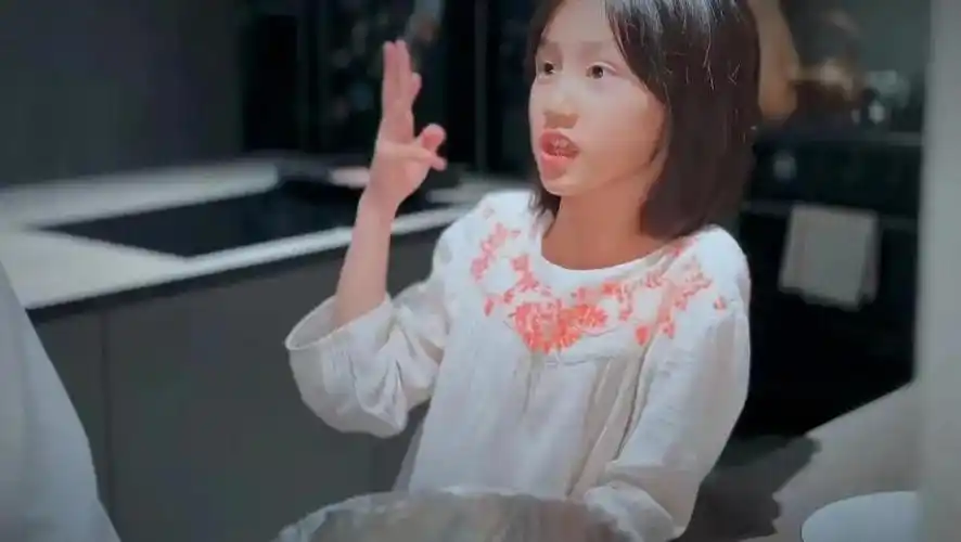 孙莉晒一家五口,三个儿女个个出众养眼,黄磊发福明显