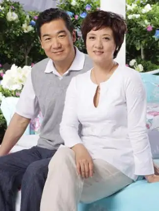 邓婕与张国立结婚33年她看到了丈夫的白发和心痛