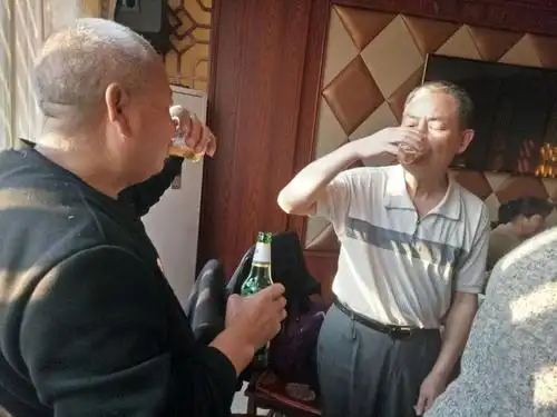 兄弟俩此次相聚,下次不知在何时何地.干了这杯酒,喊一声:兄弟!