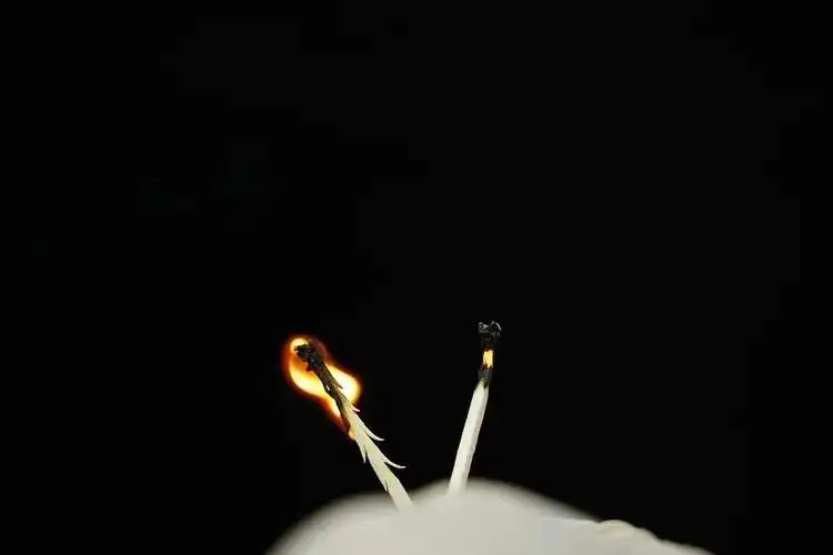 户外达人都知道的小秘诀,一个妙招让火柴吹不灭_火苗