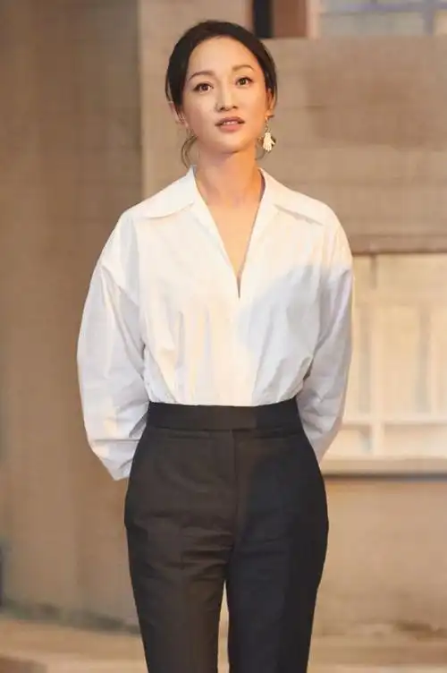 周迅又乱穿衣了大冬天穿棉衣配拖鞋走机场这打扮太个性