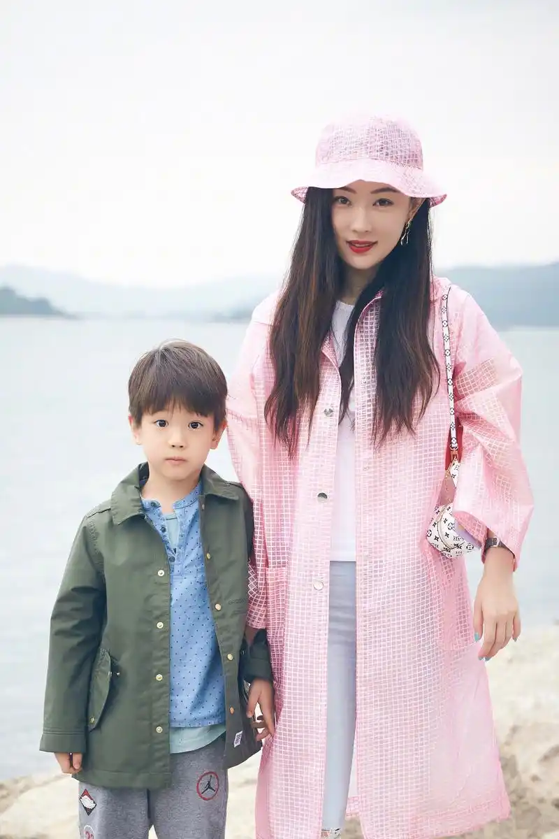 6岁嗯哼长开了,双眼皮变明显,穿绿色风衣时髦过老妈霍思燕