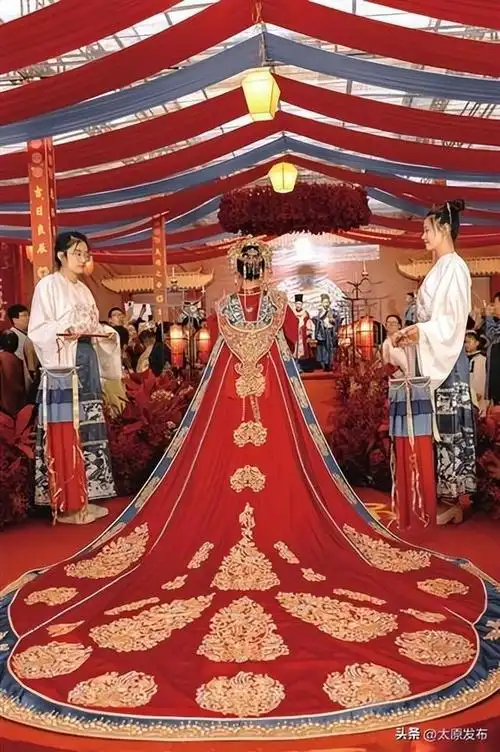 国潮风劲正当时系列报道之一 凤冠霞帔,赴一场"中式浪漫"|婚庆|新郎|