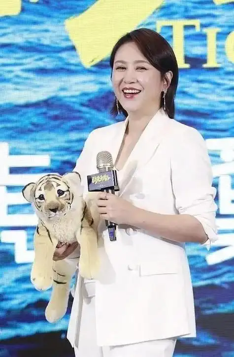 别说女星怀孕只胖肚子了,这10位女神,也没逃开"胖出一个自己"