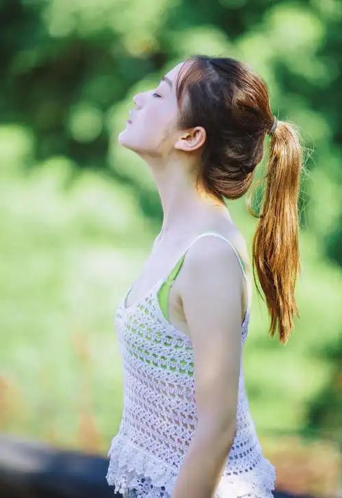 吊带美女夏日清爽性感写真图片
