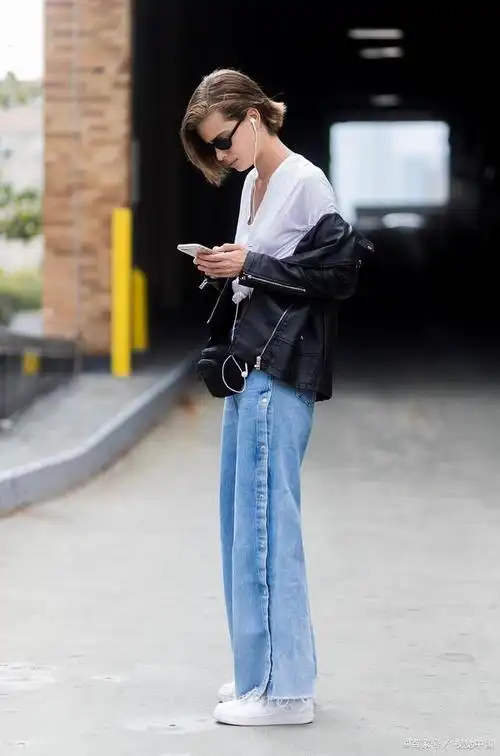 拖地牛仔裤可以这样搭配上衣,让你穿出大长腿的感觉