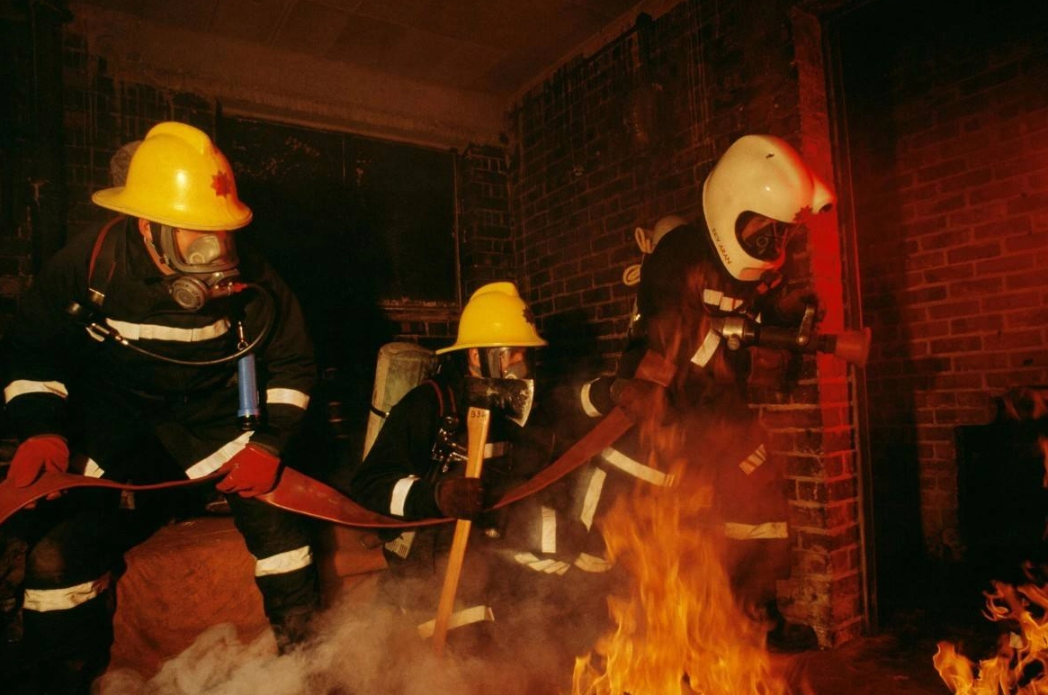 几张图揭露消防员现场救火真实的状况,网友:无私奉献为他们点赞