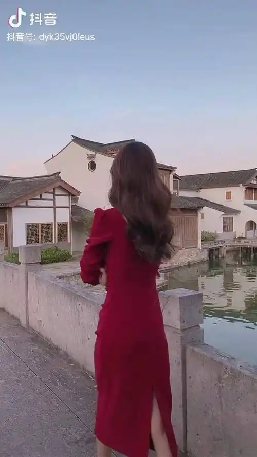 宝贝们最美背影明天见哦红裙连衣裙港风