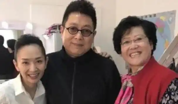 主持人王芳嫁大15岁丈夫怀孕8个月还在工作