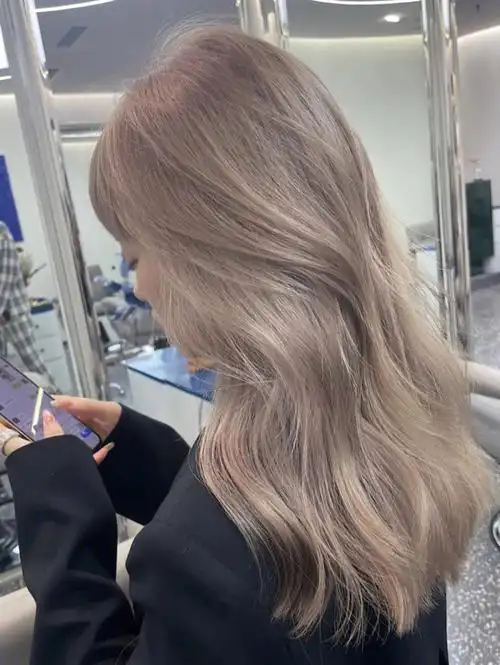 奶茶色是今年很火的发色适合许多肤色的女生