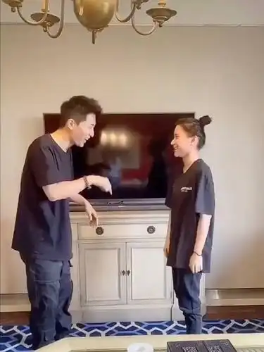 何超莲晒与窦骁健身视频秀恩爱动作太亲密还意外曝光豪宅内景