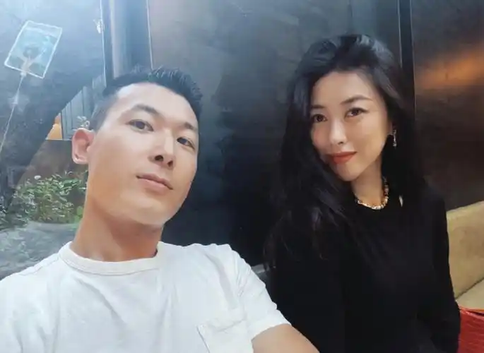 朱珠深夜秀恩爱,老公王昀佳被嘲面相不好,被调侃是富婆收割机__财经