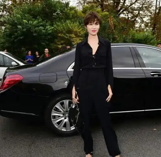 宋佳的美是一种骨子里的美,短发更显干练和率性,气质真的超吸引人的