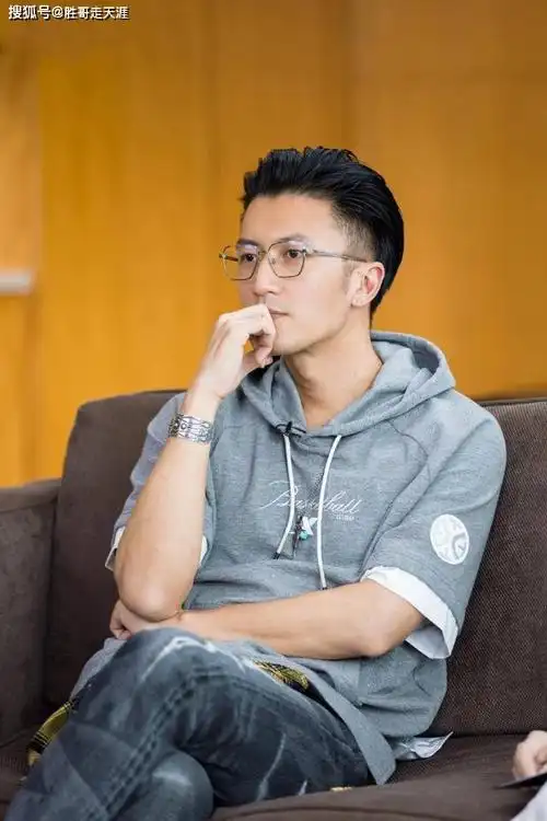 原创40岁谢霆锋少年感太强了穿卫衣牛仔裤干净清爽戴眼镜文质彬彬