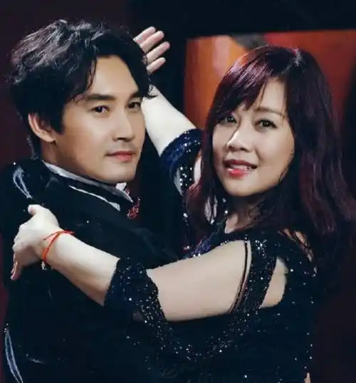 51岁陈松伶变身婚恋专家,分享自己的恋爱:我从不管老公_张铎_个人