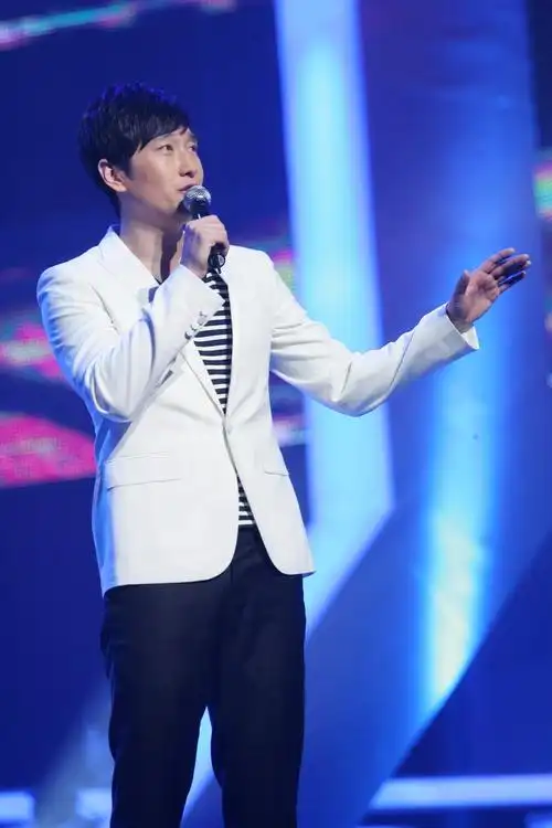 高清组图:新浪网络盛典 满江献唱《中华诵》_高清图集_新浪网