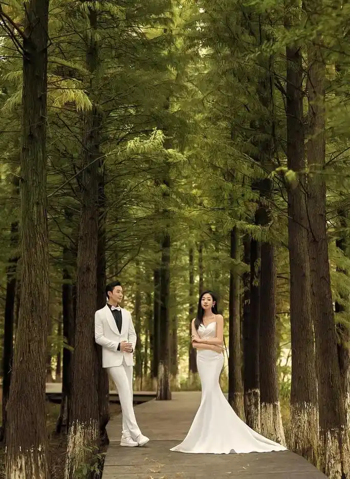 树林里拍了一组婚纱照成片绝了|昆明婚纱照.风格: 森系婚纱照 - 抖音