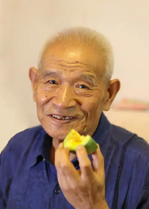 8.5龙城摄影部分志愿者们,头顶烈日,上门无偿为老人摄影.