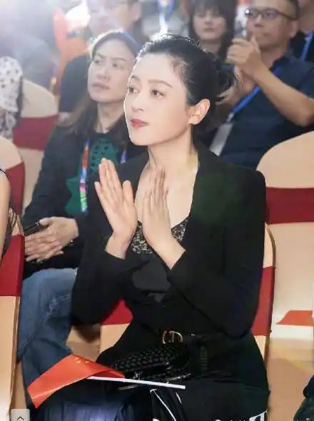 陈凯歌夫妇罕见同框,51岁陈红穿豹纹裙显丰满身材,半素颜不显老_时尚