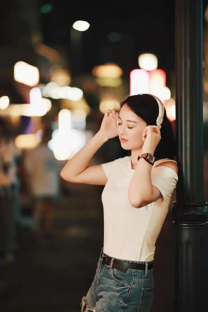 人像摄影 #夜景拍摄 #人生最好的作品就是自己 #路灯下的 - 抖音