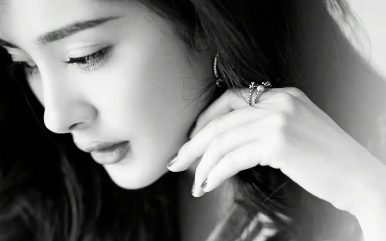 杨幂格子西装冷艳性感写真高清壁纸