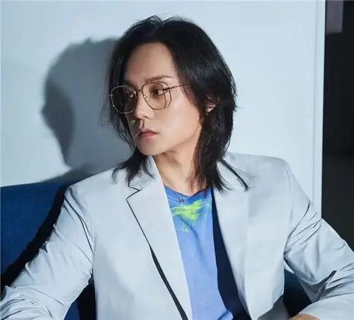 近日尹正工作室晒出了一组尹正的近照,照片中的尹正戴着金丝边眼镜