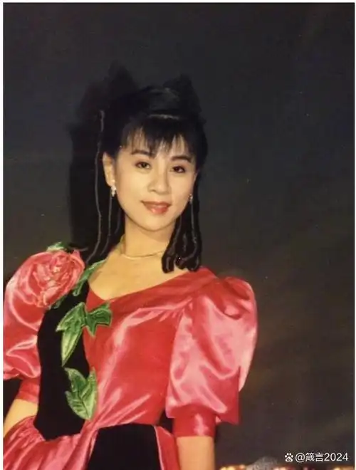 现年62岁的闽南语天后龙千玉,14岁为了撑起家计出道,纵横歌坛48年发行